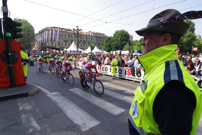 Il Giro d'Italia rende omaggio agli Alpini