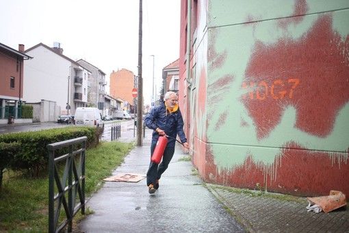 Ultima Generazione colpisce a Venaria, vernice e scritte contro il G7 sui muri del cinema della città