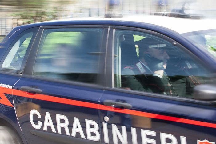 Per sfuggire a un posto di blocco investe un carabiniere