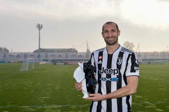 Chiellini dice basta a 39 anni, si ammaina anche l'ultima bandiera bianconera. Chiellini dice basta a 39 anni, si ammaina anche l'ultima bandiera bianconera.