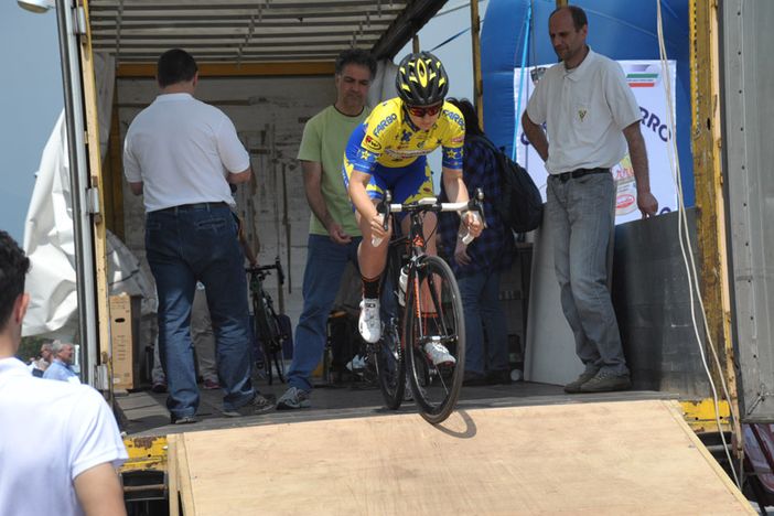Nell'immagine Luigi Nalin, con la maglia verde, alla partenza della Cronosbirro di Mongrando mentre sorregge un atleta Nell'immagine Luigi Nalin, con la maglia verde, alla partenza della Cronosbirro di Mongrando mentre sorregge un atleta