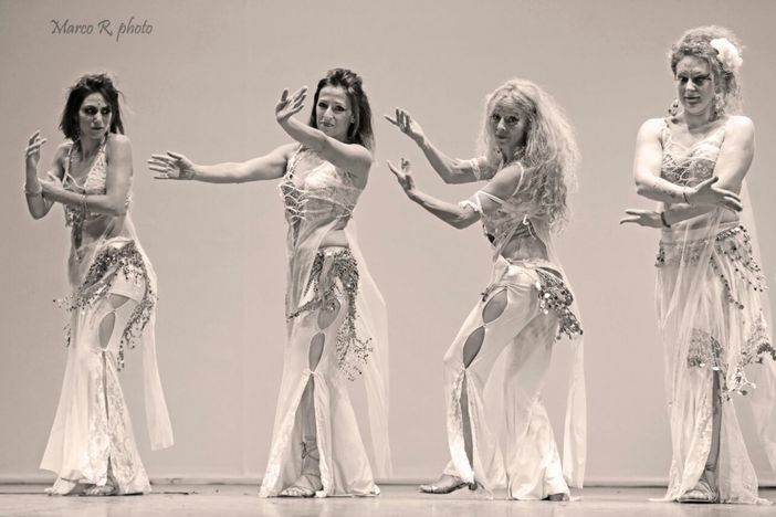 Festa sarda tra “danza del ventre” e “ballu tundu”