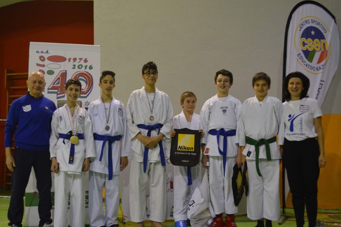 Karate: Prove di destrezza per gli atleti della Funakoshi 1976 Karate: Prove di destrezza per gli atleti della Funakoshi 1976