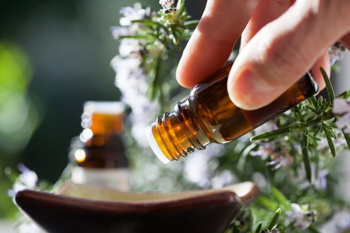 Oli essenziali: cosa sono e come possono esserti utili per affrontare lo stress quotidiano