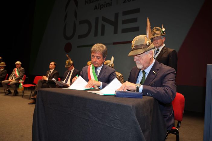 Nella foto il Vicepresidente vicario ANCI Pella e il Presidente nazionale dell’ANA Favero