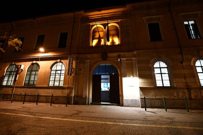 “Orange the world”, la Questura di Vercelli si illumina di arancione