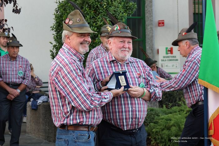 Casapinta: Ad Aldo Guardia la targa "del mulo" e il riconoscimento degli Alpini - Foto Claudio Nicola
