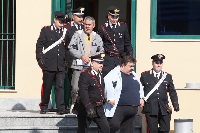 Un momento dell'arresto dei membri della banda che ha rapinato cinque volte il supermercato Unes di Dorzano Un momento dell'arresto dei membri della banda che ha rapinato cinque volte il supermercato Unes di Dorzano