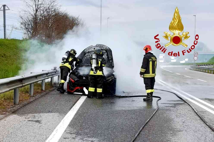 auto fiamme auto fiamme