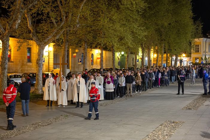 Biella, via Crucis: "La Croce di Gesù e in quelle odierne, guerra, solitudine, ingiustizie e nei drammi di tutti noi" - Foto dalla pagina fb di Roberto Farinella