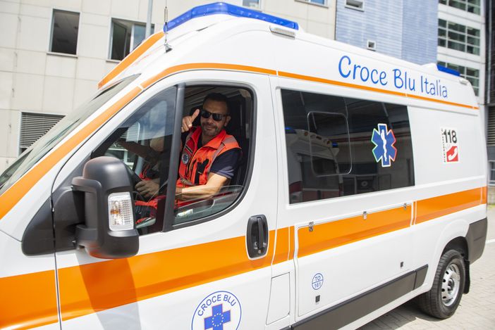 16.000 volte l'anno, qualcuno ha bisogno di Croce Blu Italia 16.000 volte l'anno, qualcuno ha bisogno di Croce Blu Italia