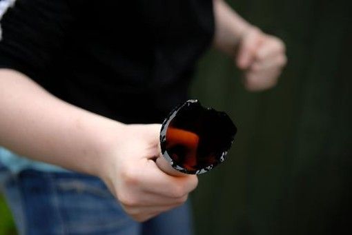 Biella, notte di tensione in Riva: uomo armato di coccio di bottiglia aggredisce due avventori di un locale Biella, notte di tensione in Riva: uomo armato di coccio di bottiglia aggredisce due avventori di un locale