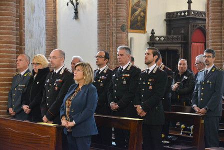 Biella, il vescovo Roberto Farinella celebra la messa di commemorazione dei defunti Interforze