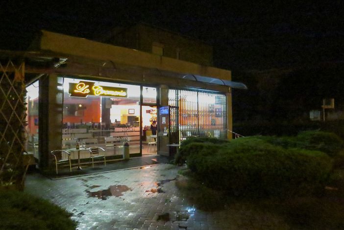 Una biglia d'acciaio contro la vetrina de "La Cremeria" di Cossato Una biglia d'acciaio contro la vetrina de "La Cremeria" di Cossato