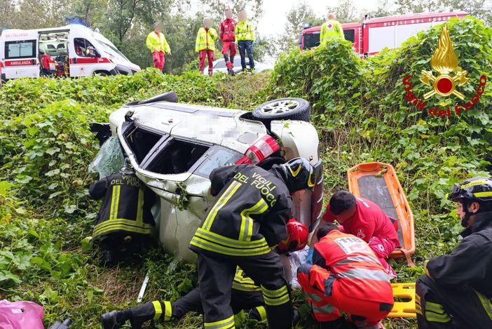 Auto si ribalta e finisce fuori strada Auto si ribalta e finisce fuori strada