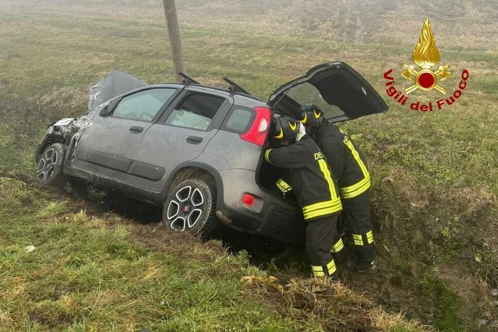 Incidente per auto e camper, estratta una persona dall'abitacolo