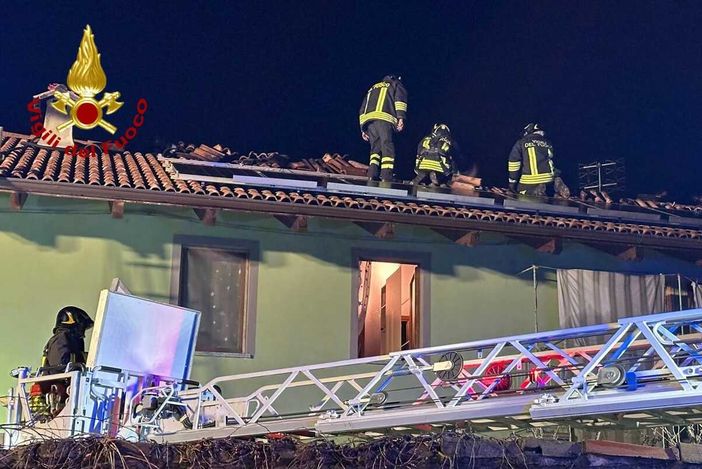 Dal Nord Ovest – A fuoco tetto di una casa, scongiurato il peggio FOTO