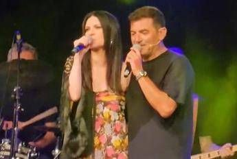 Max Giusti e la sorpresa a Gatteo, tra il pubblico c'è Laura Pausini: duetto sul palco e pubblico in piedi
