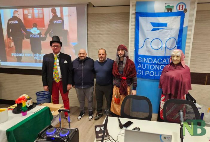 All'ospedale di Biella la "Befana del Poliziotto": sala gremita e molti bambini