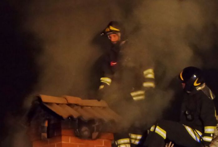 Incendio di una canna fumaria a Lessona, Vigili del Fuoco in azione, foto archivio