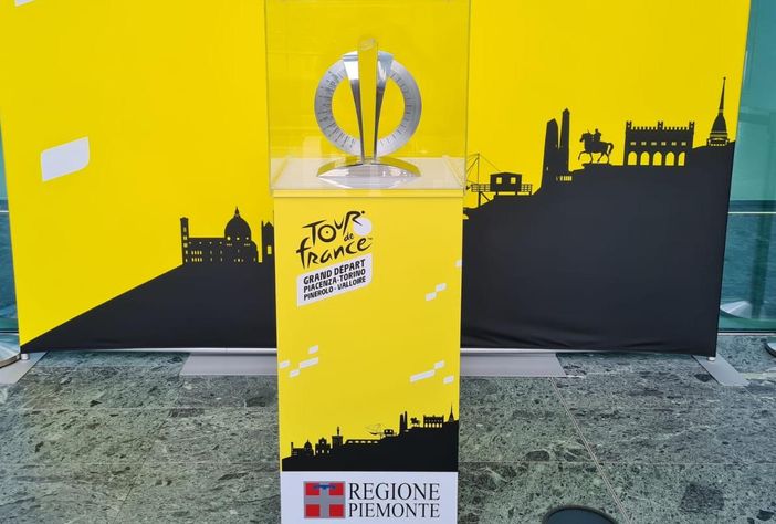 Il trofeo della “Grand Départ” del Tour de France al grattacielo della Regione