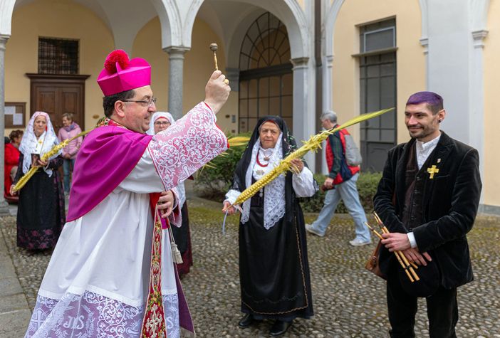 Alcuni momenti della consegna delle palme “filadas” al vescovo di Biella. Alcuni momenti della consegna delle palme “filadas” al vescovo di Biella.