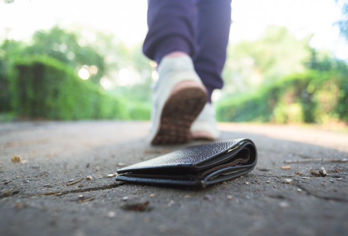 Senso civico a Vigliano Biellese: portafoglio consegnato ai Carabinieri. Senso civico a Vigliano Biellese: portafoglio consegnato ai Carabinieri.