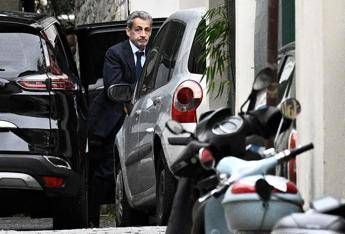 Sarkozy va in carcere, domani prima notte in cella per l'ex presidente francese