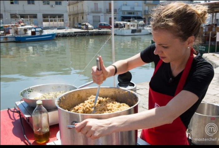 Valentina alle prese con il cous cous di pesce (Foto di Bianca Buoncristiani)