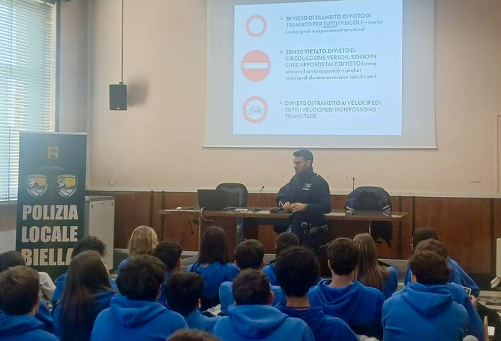 Biella, studenti a lezione dalla Polizia Locale: focus su sicurezza e codice della strada