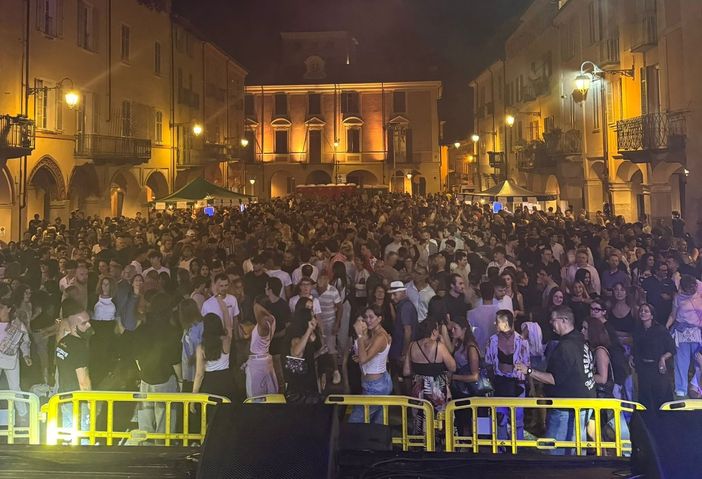 Successo a Biella per la "Vuelta by Night": oltre 2000 presente in piazza Cisterna