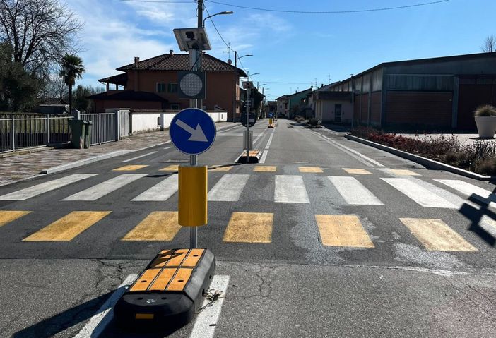 Castelletto Cervo, nuovo spartitraffico e limite a 30 km/h in centro (foto dalla pagina Facebook di Comune di Castelletto Cervo) Castelletto Cervo, nuovo spartitraffico e limite a 30 km/h in centro (foto dalla pagina Facebook di Comune di Castelletto Cervo)