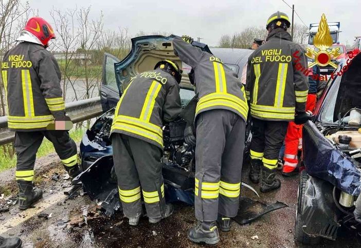 Scontro frontale tra auto a Buronzo, conducenti estratti dalle lamiere