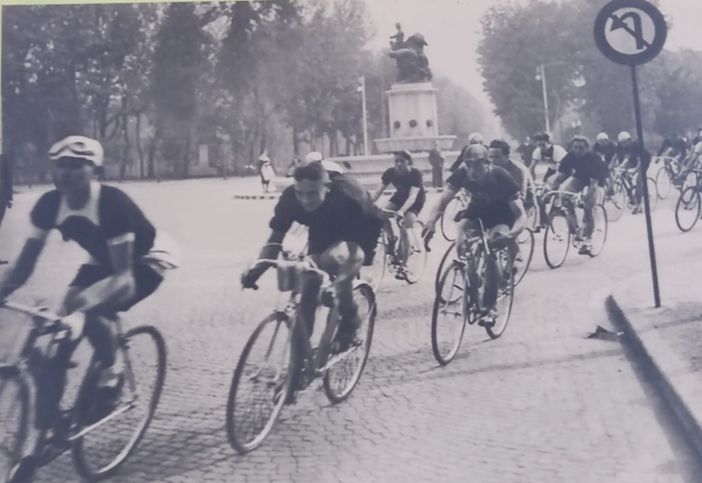 Ettore Maffeo (secondo da sinistra) a Vercelli nel 1939 - Foto Maffeo Ciclismo Ettore Maffeo (secondo da sinistra) a Vercelli nel 1939 - Foto Maffeo Ciclismo
