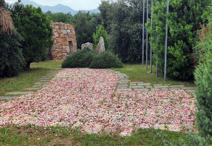 Nell’immagine di repertorio, infiorata al “Nuraghe Chervu” di Biella Nell’immagine di repertorio, infiorata al “Nuraghe Chervu” di Biella