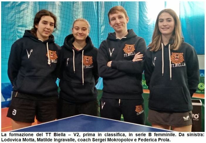 La formazione del TT Biella – V2, prima in classifica, in serie B femminile. Da sinistra: Lodovica Motta, Matilde Ingravalle, coach Sergei Mokropolov e Federica Prola.