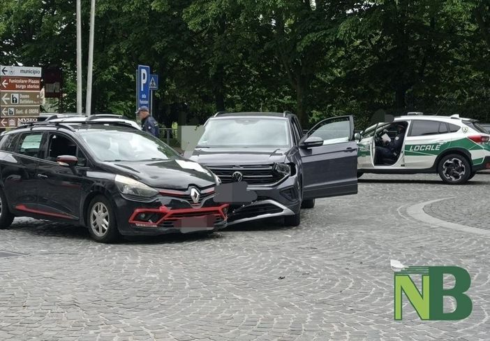 Biella, schianto in rotonda tra due auto