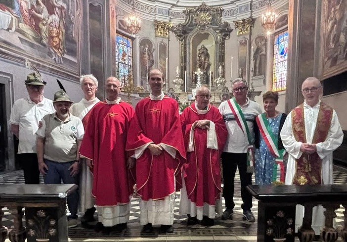 Doppia festa per Crevacuore: 90 anni degli Alpini e prima messa per don Sylvain Dufay (foto dalla pagina Facebook di Comune di Crevacuore)