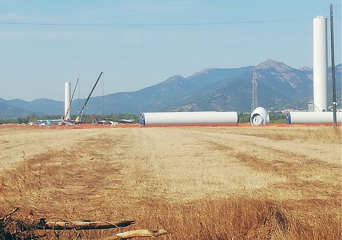 Nell’immagine, Villacidro (Sud Sardegna), cantiere eolico, terreno spianato e alberi abbattuti.