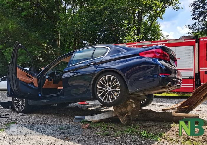 Sagliano, perde il controllo dell'auto e finisce contro il palo del telefono