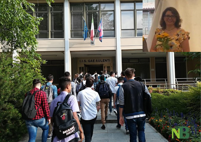 Gae Aulenti: primo giorno per la preside Marialuisa Martinelli, un minuto di silenzio per Kevin Gae Aulenti: primo giorno per la preside Marialuisa Martinelli, un minuto di silenzio per Kevin