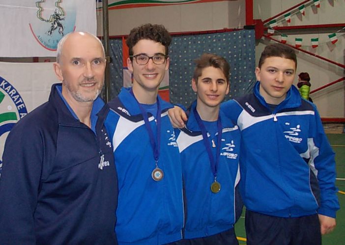 Gli atleti della Ippon2 col maestro Maurizio Feggi Gli atleti della Ippon2 col maestro Maurizio Feggi