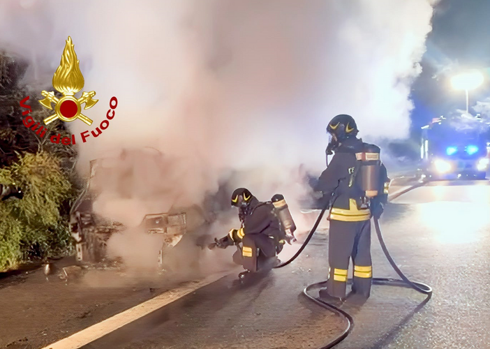 Incendio di un furgone sull'A5, arrivano i Vigili del Fuoco