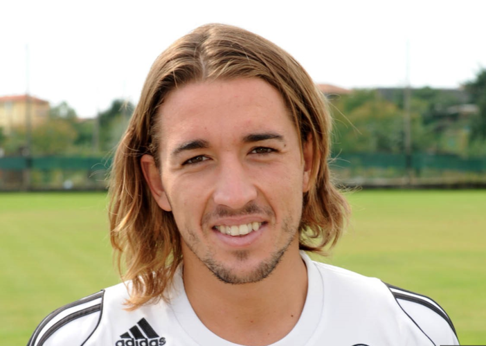 "Il tuo sorriso resterà sempre nei nostri cuori": per Matteo Ravetto addio davanti al campo di calcio