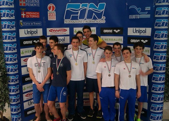 La staffetta 4x100 mista juniores maschile e il gruppo Dynamic Sport al completo
