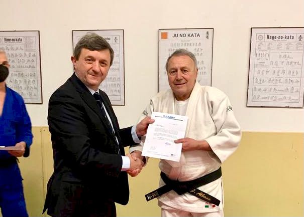 Nella folto il responsabile del settore ju-jitsu Gianfranco Bottasso mentre consegna la benemerenza al maestro Albano