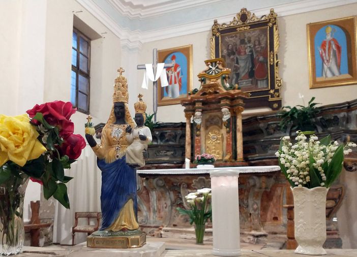 Scorcio dell’oratorio di Canton Gurgo durante il mese di maggio.