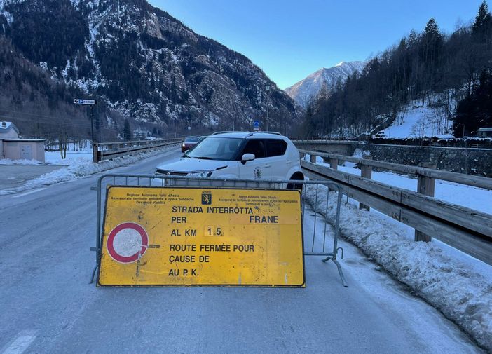 Gressoney, frana sulla strada del rientro: molti biellesi bloccati in Valle del Lys Gressoney, frana sulla strada del rientro: molti biellesi bloccati in Valle del Lys