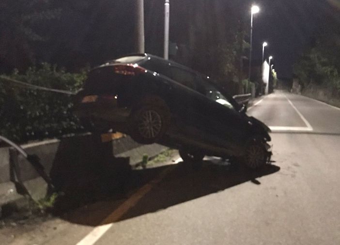 Cavaglià: Perde il controllo dell'auto e sbatte contro i new jersey in cemento