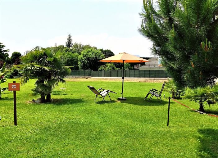 Area verde attrezzata e totale relax alla piscina-palestra Armonia in Equilibrio, prima e dopo gli allenamenti Area verde attrezzata e totale relax alla piscina-palestra Armonia in Equilibrio, prima e dopo gli allenamenti